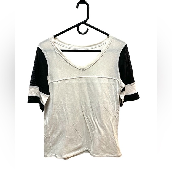 LULULEMON BLACK AND CREAM MESH SLEEVE JERSEY STYLE TOP - Picture 1 of 3